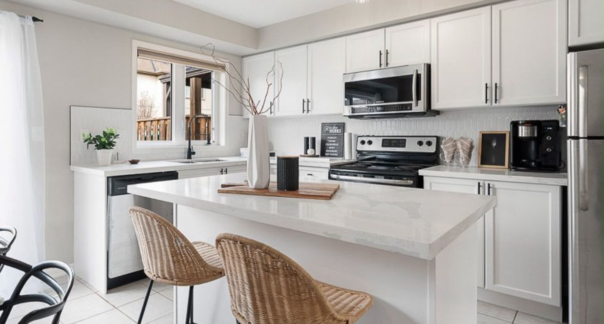 Kitchen with breakfast island